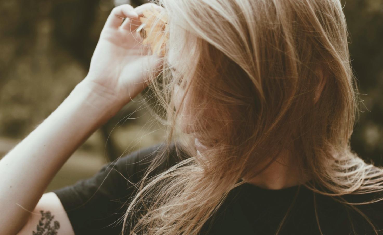 Atelier de coiffure kalorivent avec outils professionnels et ambiance chaleureuse